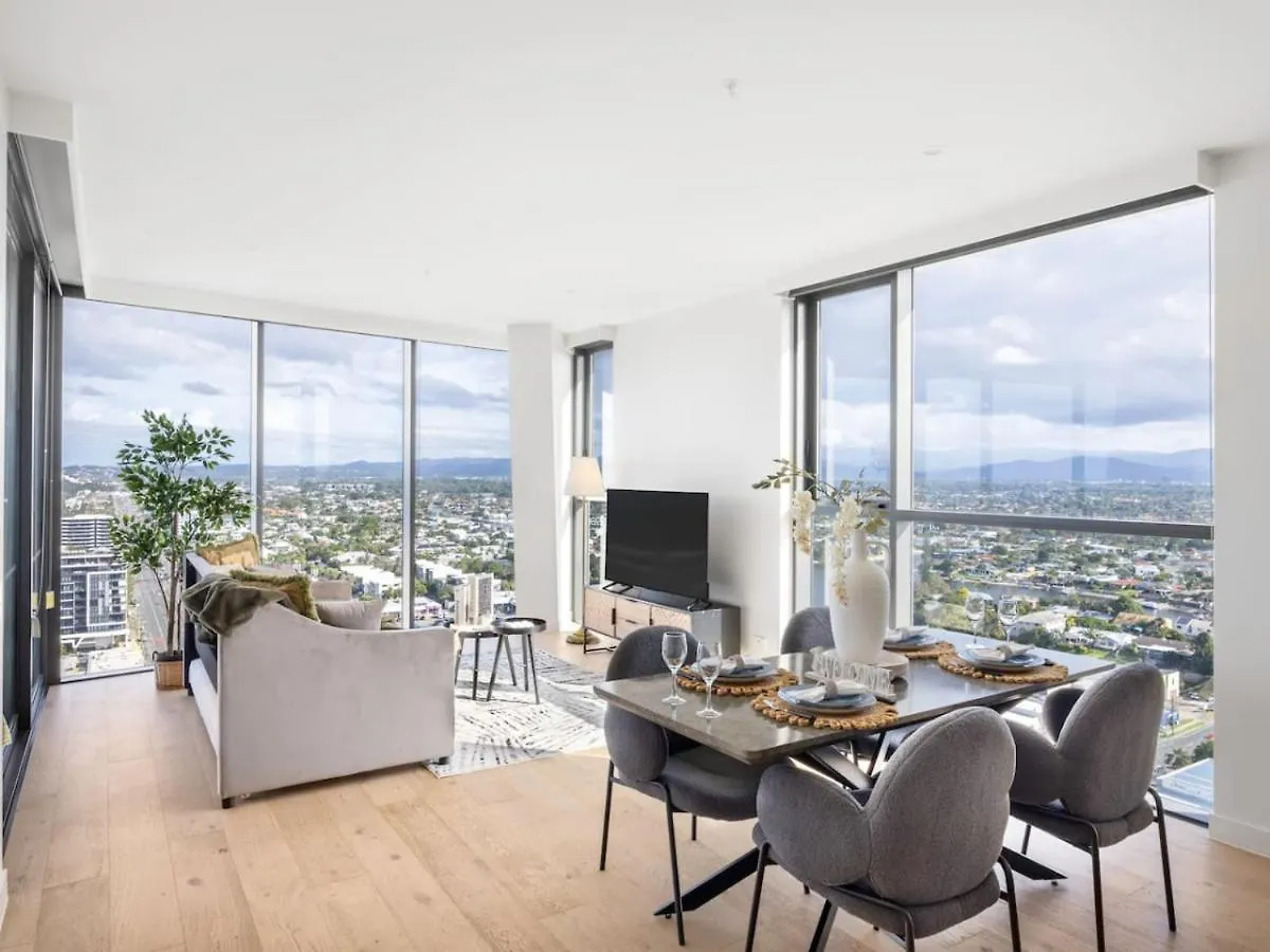 Walk To Beach 2Br Apt Pool Gym Free Carpark Gold Coast